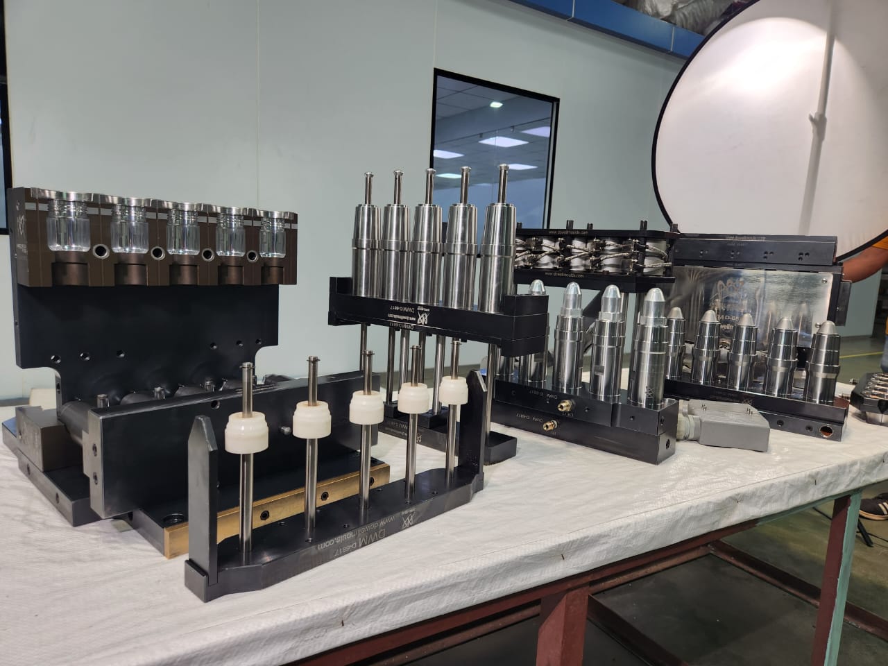 Plastic Closures: Injection vs Compression